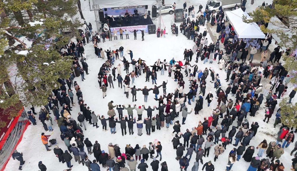 Eğriçimen Yaylası’nda Kış Coşkusu: Ekskavatörle Kızak, Halaylarla Isınan Festival AW633100 04 | Gündem Sivas™ Haber