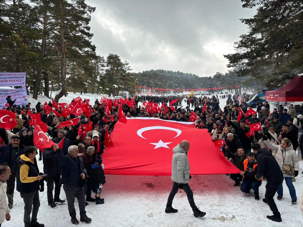 Eğriçimen Yaylası’nda Kış Coşkusu: Ekskavatörle Kızak, Halaylarla Isınan Festival AW633100 05 | Gündem Sivas™ Haber