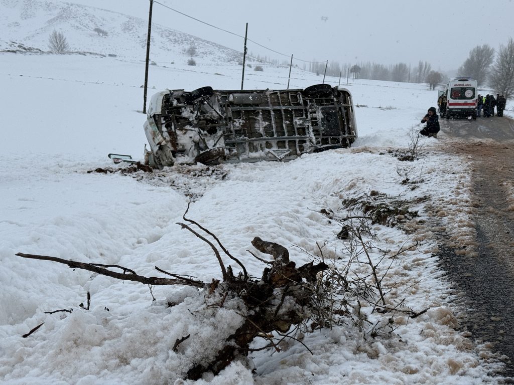 Sivas’ta Kar ve Buzlanma Faciası: Öğrenci Servisi Şarampole Yuvarlandı, 14 Yaralı AW633607 03 | Gündem Sivas™ Haber