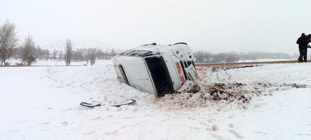 Sivas’ta Kar ve Buzlanma Faciası: Öğrenci Servisi Şarampole Yuvarlandı, 14 Yaralı Sivas’ta Kar ve Buzlanma Faciası: Öğrenci Servisi Şarampole Yuvarlandı, 14 Yaralı