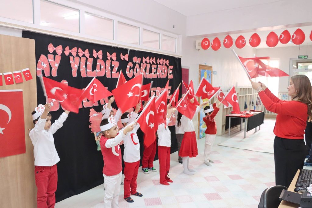 İkinci Dönemin İlk Dersi “Bayrak Sevgisi”yle Başladı: Sivas’ta Öğrencilere Milli Değerler Vurgusu İkinci Dönemin İlk Dersi “Bayrak Sevgisi”yle Başladı: Sivas’ta Öğrencilere Milli Değerler Vurgusu