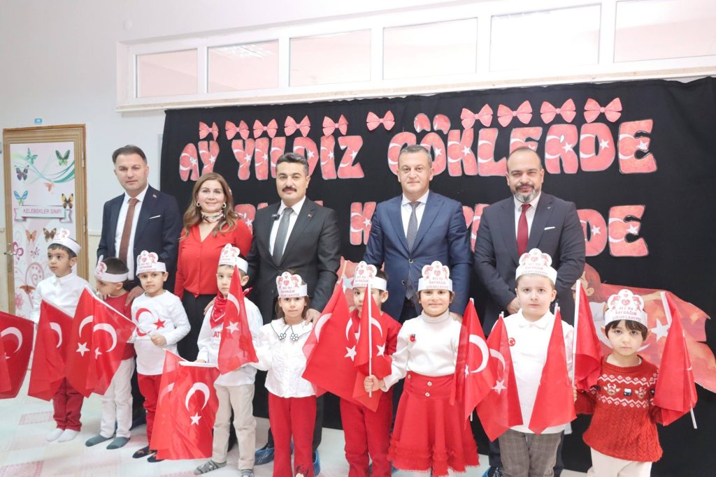 İkinci Dönemin İlk Dersi “Bayrak Sevgisi”yle Başladı: Sivas’ta Öğrencilere Milli Değerler Vurgusu AW633696 02 | Gündem Sivas™ Haber