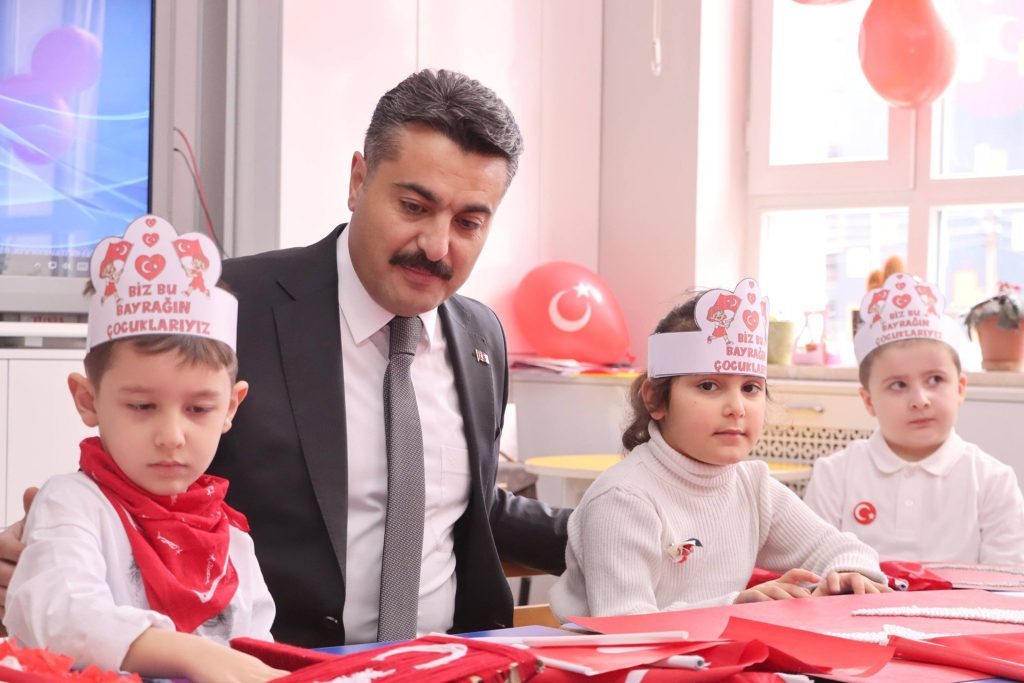 İkinci Dönemin İlk Dersi “Bayrak Sevgisi”yle Başladı: Sivas’ta Öğrencilere Milli Değerler Vurgusu AW633696 03 | Gündem Sivas™ Haber