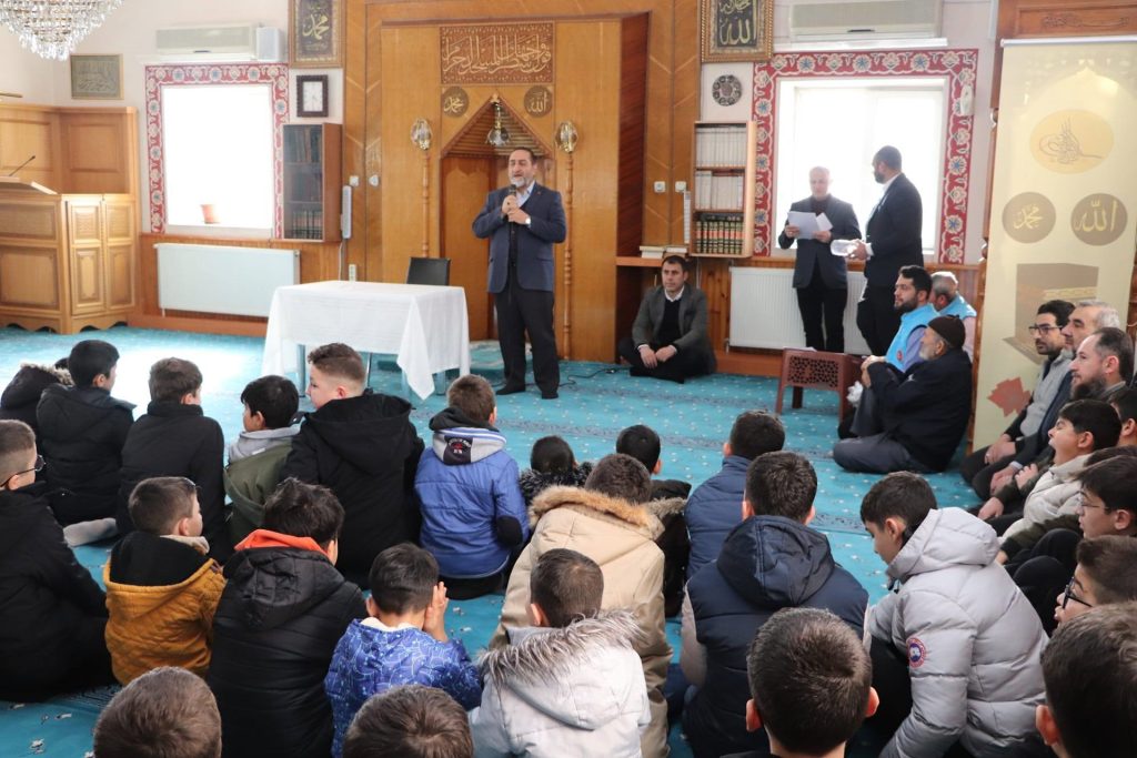 Sivas’ta Ara Tatilde Camiye Giden Öğrenciler Ödüllendirildi: 40 Vakit Namaz Projesinde Bisiklet Sevinci AW633705 03 | Gündem Sivas™ Haber