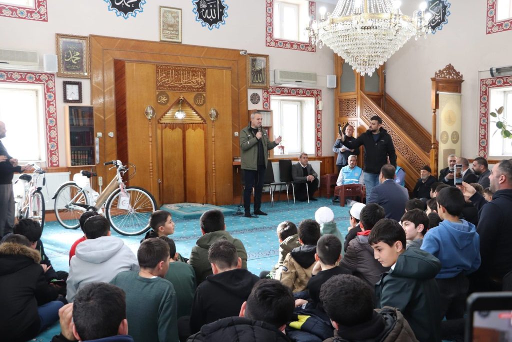 Sivas’ta Ara Tatilde Camiye Giden Öğrenciler Ödüllendirildi: 40 Vakit Namaz Projesinde Bisiklet Sevinci AW633705 04 | Gündem Sivas™ Haber