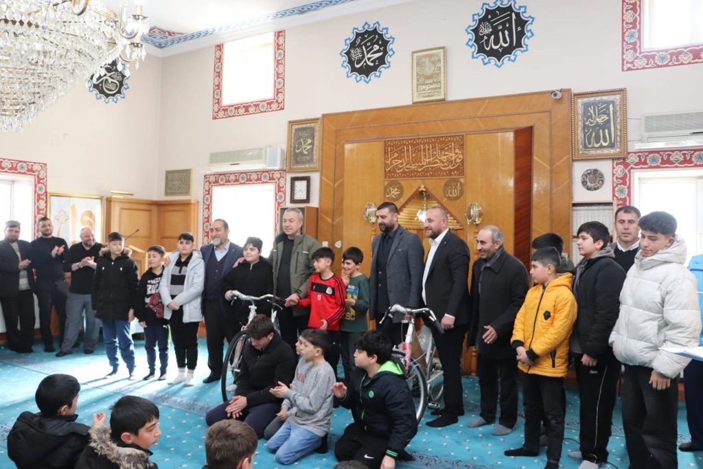 Sivas’ta Ara Tatilde Camiye Giden Öğrenciler Ödüllendirildi: 40 Vakit Namaz Projesinde Bisiklet Sevinci AW633705 05 | Gündem Sivas™ Haber