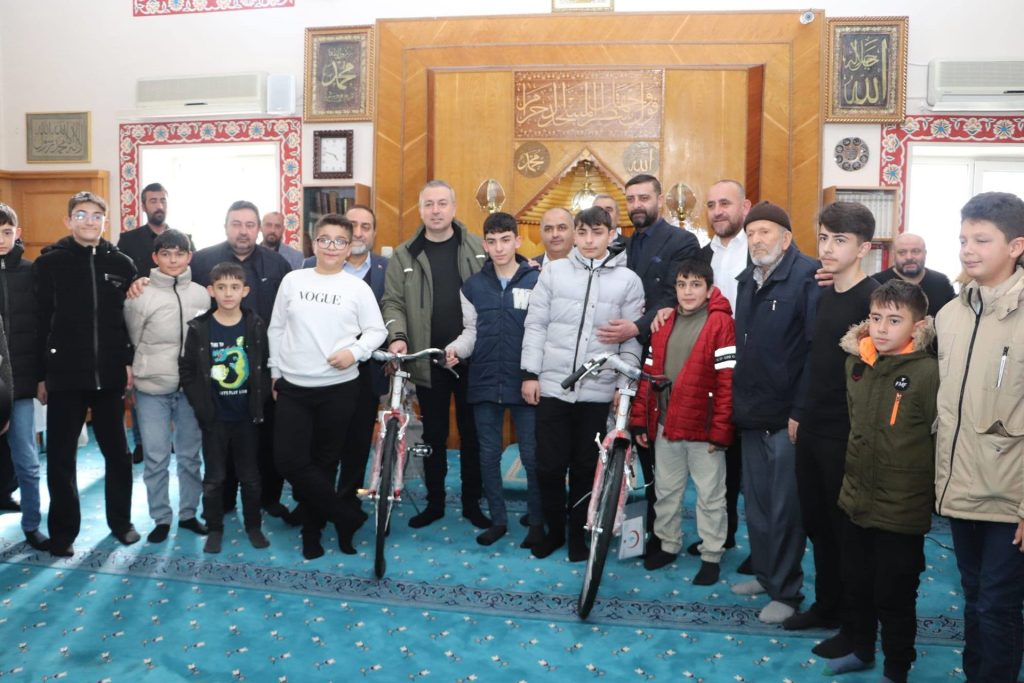Sivas’ta Ara Tatilde Camiye Giden Öğrenciler Ödüllendirildi: 40 Vakit Namaz Projesinde Bisiklet Sevinci