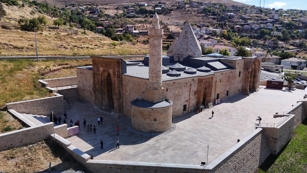 Divriği Ulu Camii’nin Sessiz Gücü: 801 Yıllık Akustik Miras Ruh Sağlığını Nasıl Etkiliyor? AW633907 03 | Gündem Sivas™ Haber
