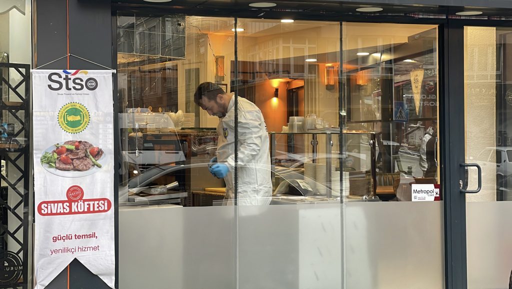 Sivas Osmanpaşa Caddesi’nde Maskeli Saldırı: 5 El Ateş Açıldı, 1 Kişi Yaralandı AW634115 02 | Gündem Sivas™ Haber