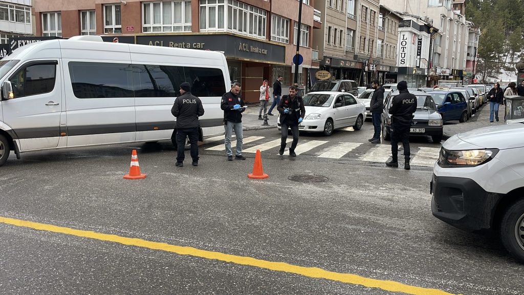 Sivas Osmanpaşa Caddesi’nde Maskeli Saldırı: 5 El Ateş Açıldı, 1 Kişi Yaralandı Sivas Osmanpaşa Caddesi’nde Maskeli Saldırı: 5 El Ateş Açıldı, 1 Kişi Yaralandı
