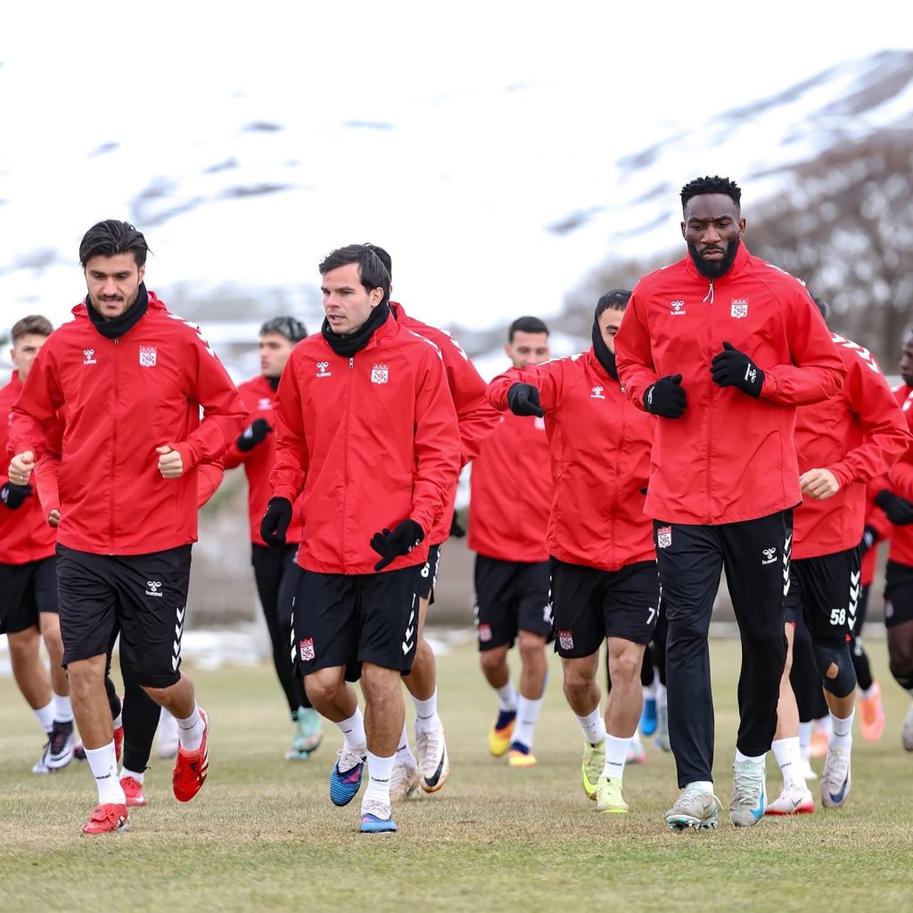 Özbelsan Sivasspor Sarıyer Deplasmanı İçin Sahaya İndi: Yiğidolar Kritik Maça Kilitlendi Özbelsan Sivasspor Sarıyer Deplasmanı İçin Sahaya İndi: Yiğidolar Kritik Maça Kilitlendi