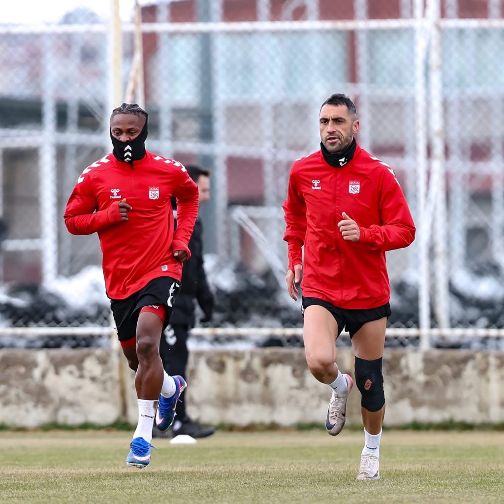 Özbelsan Sivasspor Sarıyer Deplasmanı İçin Sahaya İndi: Yiğidolar Kritik Maça Kilitlendi AW634178 02 | Gündem Sivas™ Haber