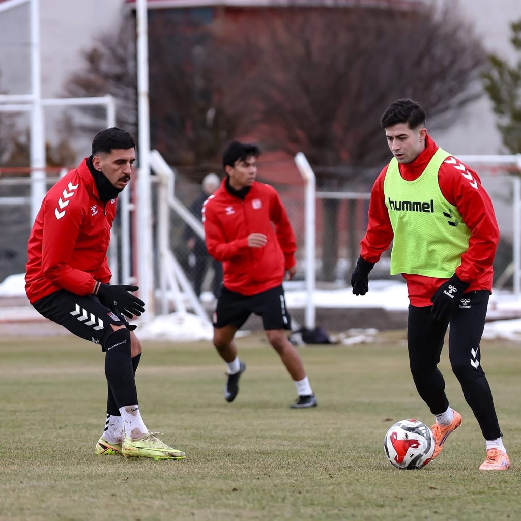 Özbelsan Sivasspor Sarıyer Deplasmanı İçin Sahaya İndi: Yiğidolar Kritik Maça Kilitlendi AW634178 03 | Gündem Sivas™ Haber