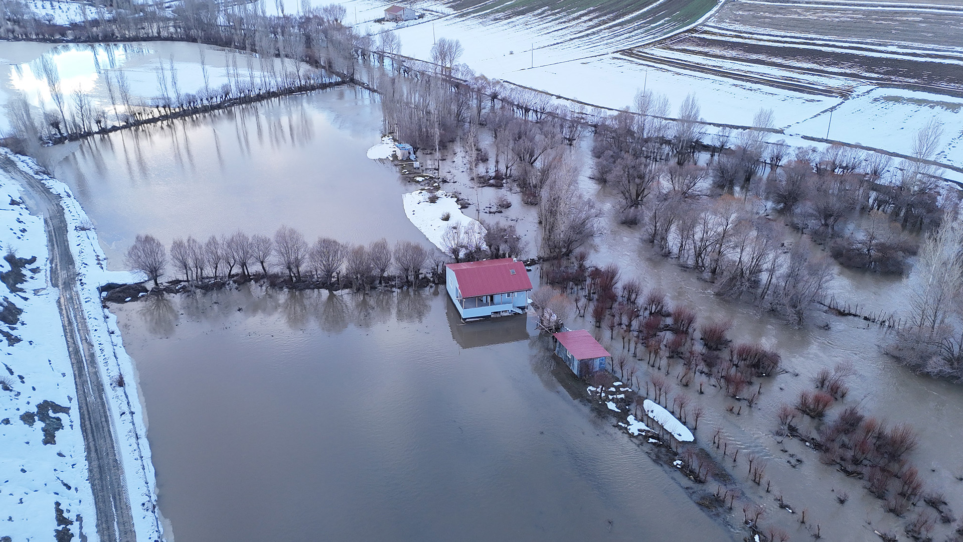 Sivas’ta Karlar Eriyor, Irmaklar Taşıyor: Yıldız Irmağı’nda Taşkın Alarmı