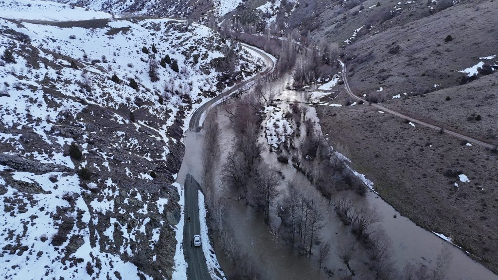 Sivas’ta Karlar Eriyor, Irmaklar Taşıyor: Yıldız Irmağı’nda Taşkın Alarmı AW634424 08 | Gündem Sivas™ Haber