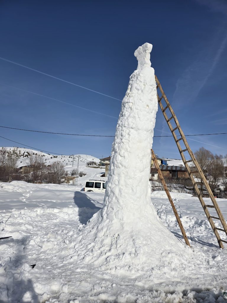 Sivas’ta Karla Gelen Yaratıcılık: Bir Günde 8 Metrelik Dev Kardan Adam Görenleri Hayran Bıraktı AW634438 01 | Gündem Sivas™ Haber