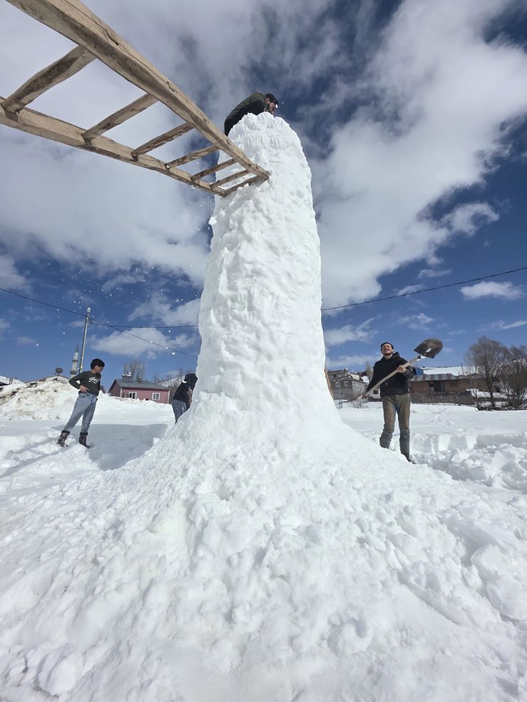 Sivas’ta Karla Gelen Yaratıcılık: Bir Günde 8 Metrelik Dev Kardan Adam Görenleri Hayran Bıraktı AW634438 02 | Gündem Sivas™ Haber