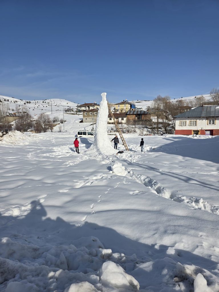 Sivas’ta Karla Gelen Yaratıcılık: Bir Günde 8 Metrelik Dev Kardan Adam Görenleri Hayran Bıraktı AW634438 03 | Gündem Sivas™ Haber