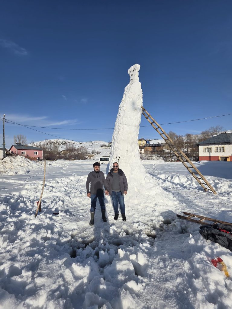 Sivas’ta Karla Gelen Yaratıcılık: Bir Günde 8 Metrelik Dev Kardan Adam Görenleri Hayran Bıraktı AW634438 04 | Gündem Sivas™ Haber