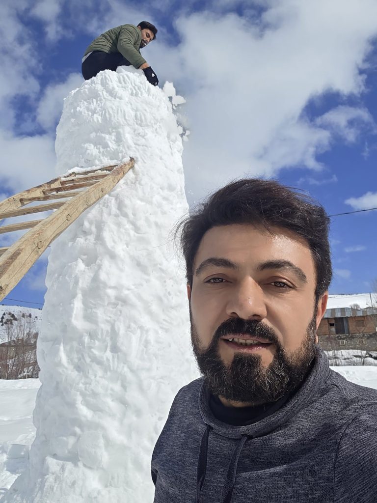 Sivas’ta Karla Gelen Yaratıcılık: Bir Günde 8 Metrelik Dev Kardan Adam Görenleri Hayran Bıraktı AW634438 05 | Gündem Sivas™ Haber