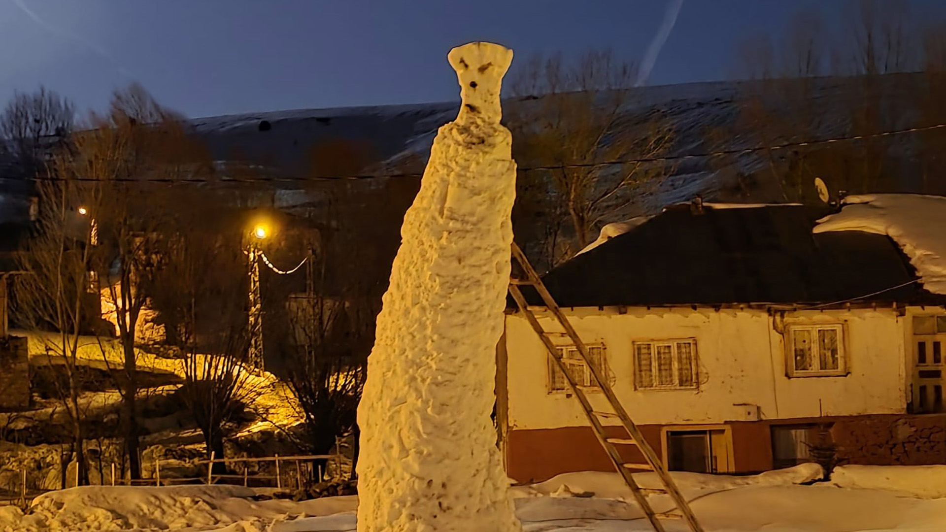 Sivas’ta Karla Gelen Yaratıcılık: Bir Günde 8 Metrelik Dev Kardan Adam Görenleri Hayran Bıraktı