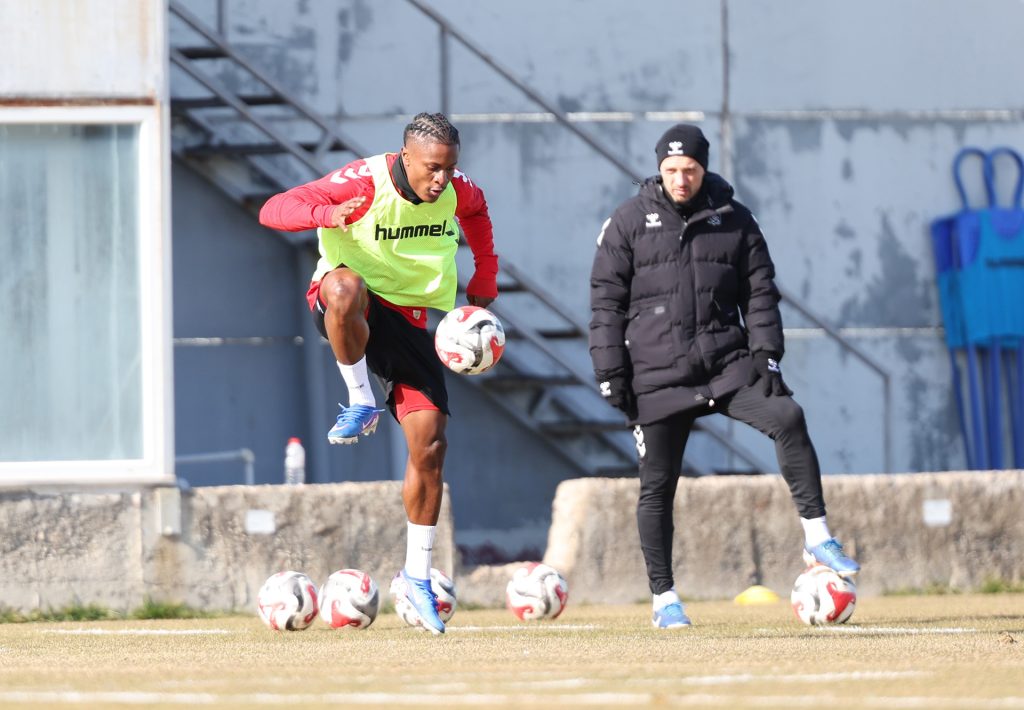 Özbelsan Sivasspor’da Sarıyer Mesaisi: Yiğidolar Deplasman Öncesi Tempoyu Yükseltti Özbelsan Sivasspor’da Sarıyer Mesaisi: Yiğidolar Deplasman Öncesi Tempoyu Yükseltti