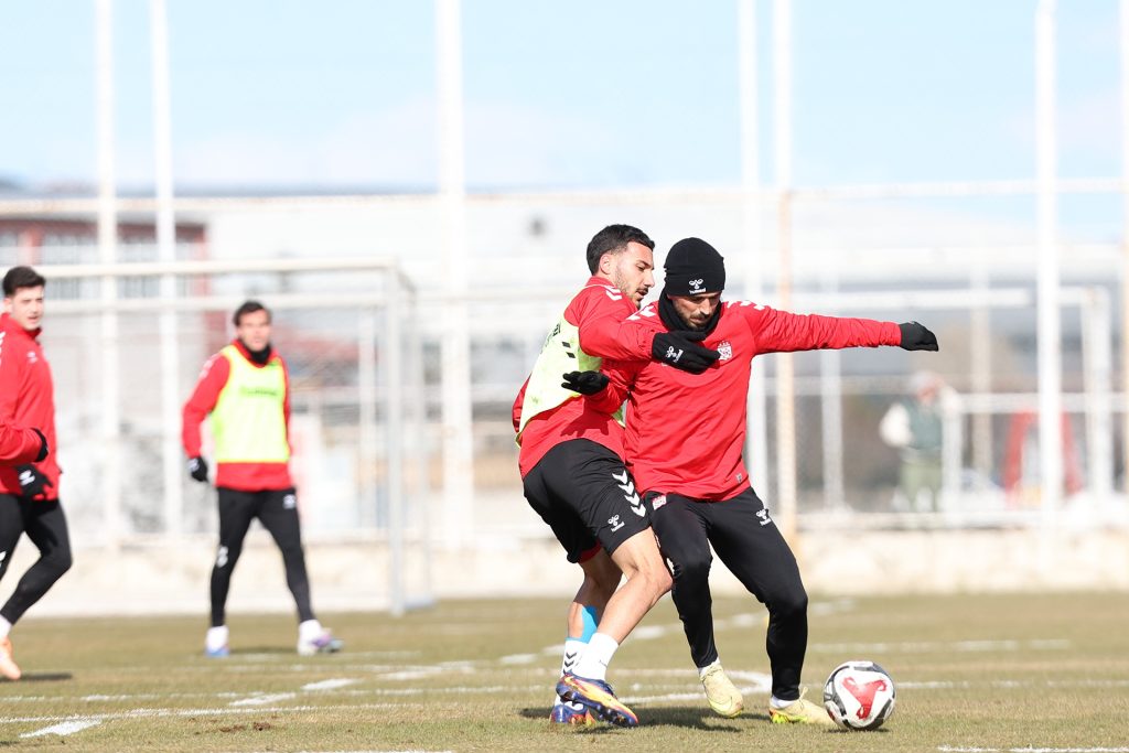 Özbelsan Sivasspor’da Sarıyer Mesaisi: Yiğidolar Deplasman Öncesi Tempoyu Yükseltti AW634793 04 | Gündem Sivas™ Haber