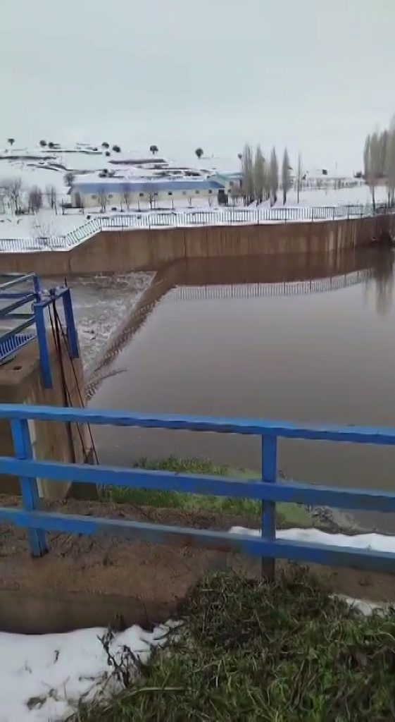 Kuraklık Alarmında Köylüler Harekete Geçti: Yıldızeli’nde Baraj Kapaklarını Vatandaş Temizledi AW634988 03 | Gündem Sivas™ Haber