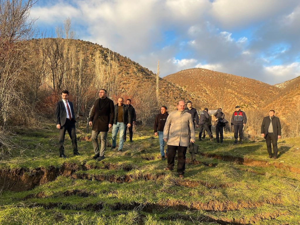 Sivas Koyulhisar’da Heyelan Alarmı: Kar Sularının Erittiği Toprak Korkuttu AW635011 01 | Gündem Sivas™ Haber