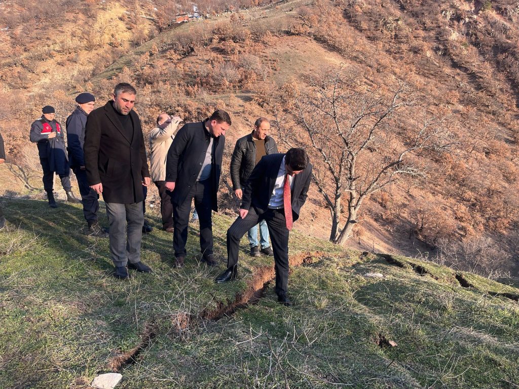 Sivas Koyulhisar’da Heyelan Alarmı: Kar Sularının Erittiği Toprak Korkuttu Sivas Koyulhisar’da Heyelan Alarmı: Kar Sularının Erittiği Toprak Korkuttu