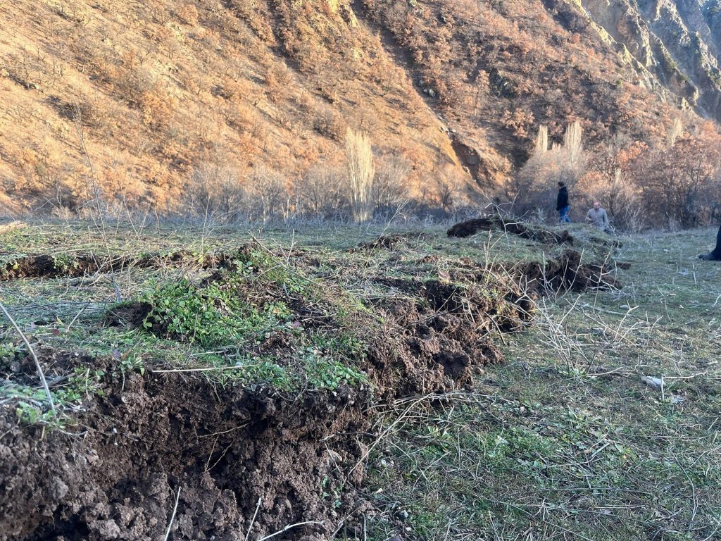 Sivas Koyulhisar’da Heyelan Alarmı: Kar Sularının Erittiği Toprak Korkuttu AW635011 03 1 | Gündem Sivas™ Haber