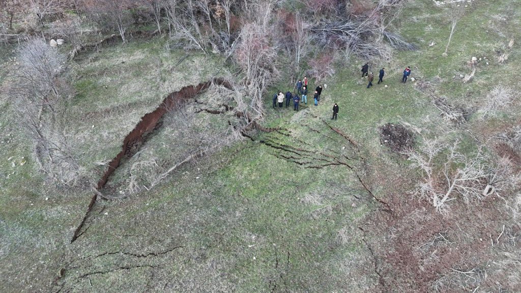 Sivas Koyulhisar’da Heyelan Alarmı: Kar Sularının Erittiği Toprak Korkuttu AW635011 04 1 | Gündem Sivas™ Haber