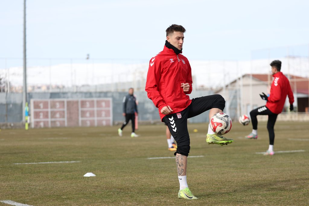 Özbelsan Sivasspor Sarıyer Deplasmanına Kilitlendi: İstanbul Yolculuğu Öncesi Son Taktik Dokunuşlar AW635518 02 | Gündem Sivas™ Haber