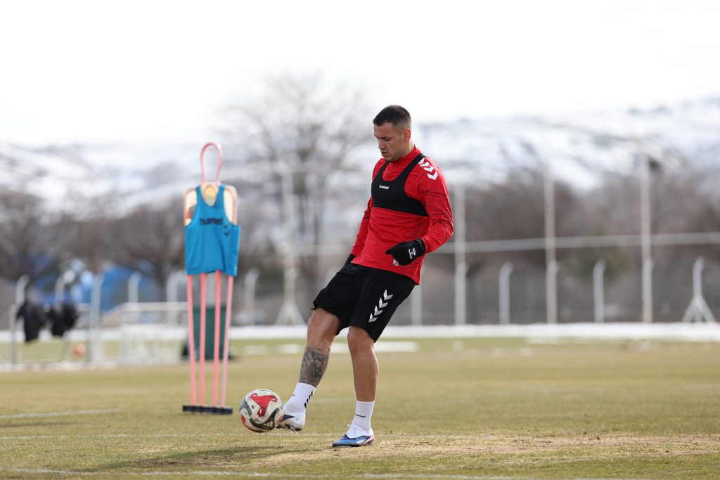 Özbelsan Sivasspor Sarıyer Deplasmanına Kilitlendi: İstanbul Yolculuğu Öncesi Son Taktik Dokunuşlar AW635518 04 | Gündem Sivas™ Haber