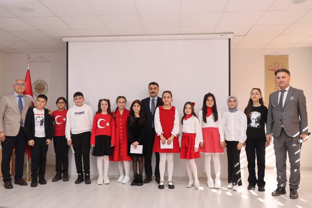 Sivas’ta İstiklal Marşı’nın Ruhu Yankılandı: 5. Sınıflar İl Finalinde Duygulandırdı AW636033 02 | Gündem Sivas™ Haber