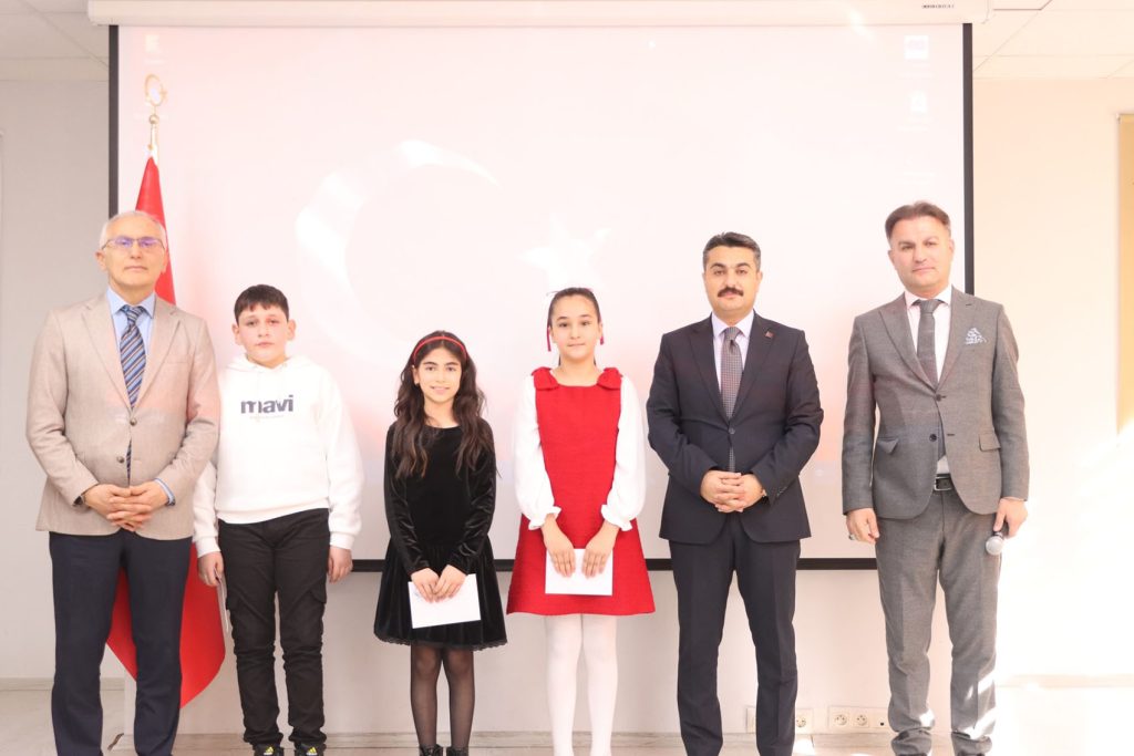 Sivas’ta İstiklal Marşı’nın Ruhu Yankılandı: 5. Sınıflar İl Finalinde Duygulandırdı AW636033 03 | Gündem Sivas™ Haber