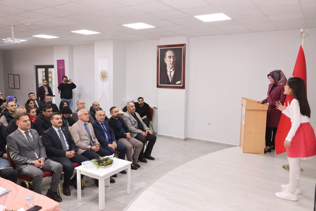 Sivas’ta İstiklal Marşı’nın Ruhu Yankılandı: 5. Sınıflar İl Finalinde Duygulandırdı AW636033 04 | Gündem Sivas™ Haber