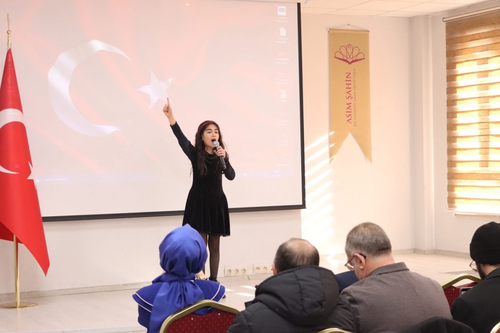 Sivas’ta İstiklal Marşı’nın Ruhu Yankılandı: 5. Sınıflar İl Finalinde Duygulandırdı AW636033 06 | Gündem Sivas™ Haber