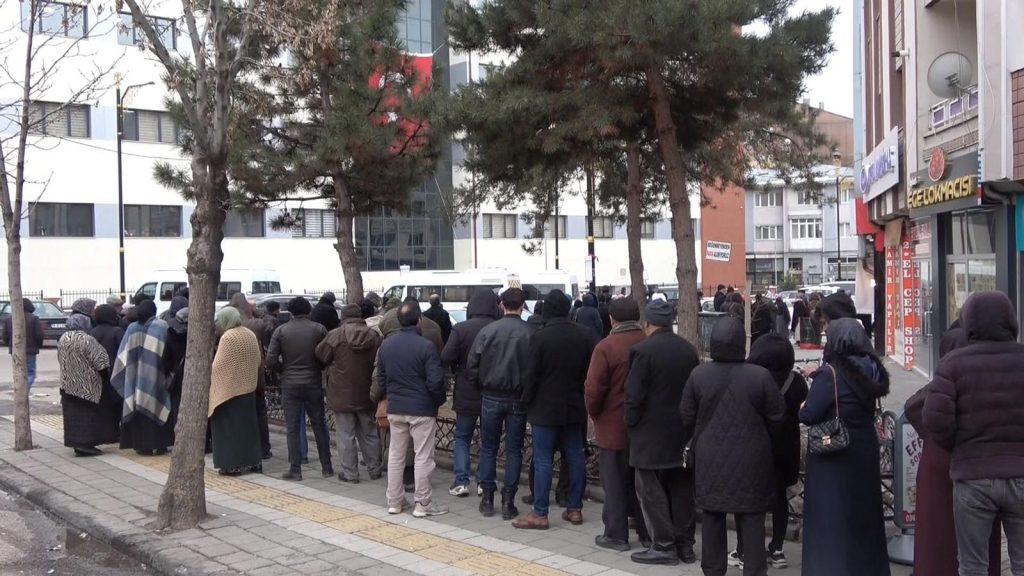 Ramazan Öncesi ESK Satış Noktasında Rekor Yoğunluk: Uygun Fiyatlı Et İçin Kuyruklar Uzadı Ramazan Öncesi ESK Satış Noktasında Rekor Yoğunluk: Uygun Fiyatlı Et İçin Kuyruklar Uzadı