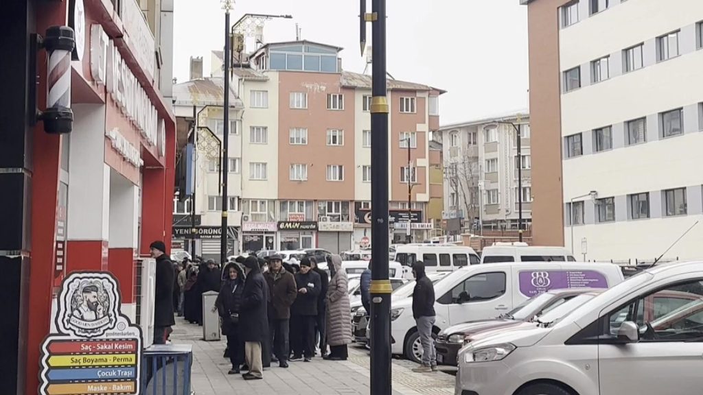 Ramazan Öncesi ESK Satış Noktasında Rekor Yoğunluk: Uygun Fiyatlı Et İçin Kuyruklar Uzadı AW636613 02 | Gündem Sivas™ Haber