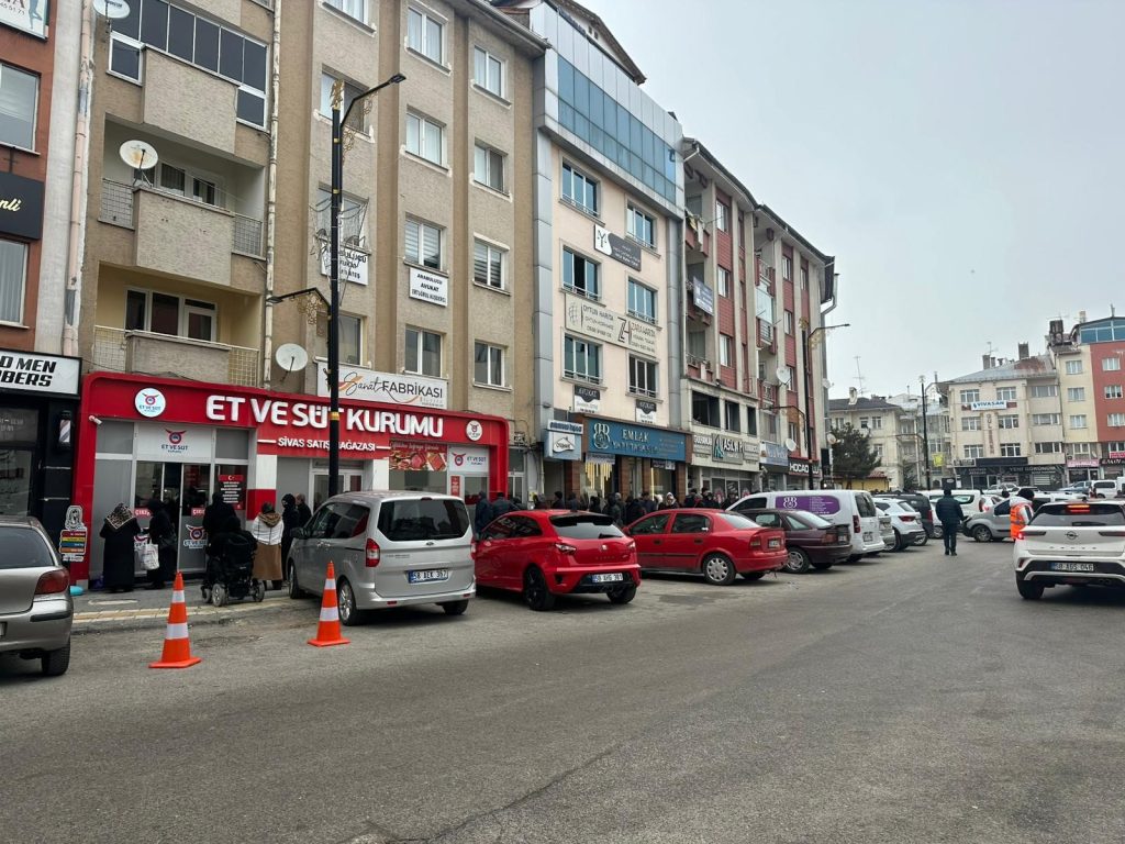 Ramazan Öncesi ESK Satış Noktasında Rekor Yoğunluk: Uygun Fiyatlı Et İçin Kuyruklar Uzadı AW636613 03 | Gündem Sivas™ Haber