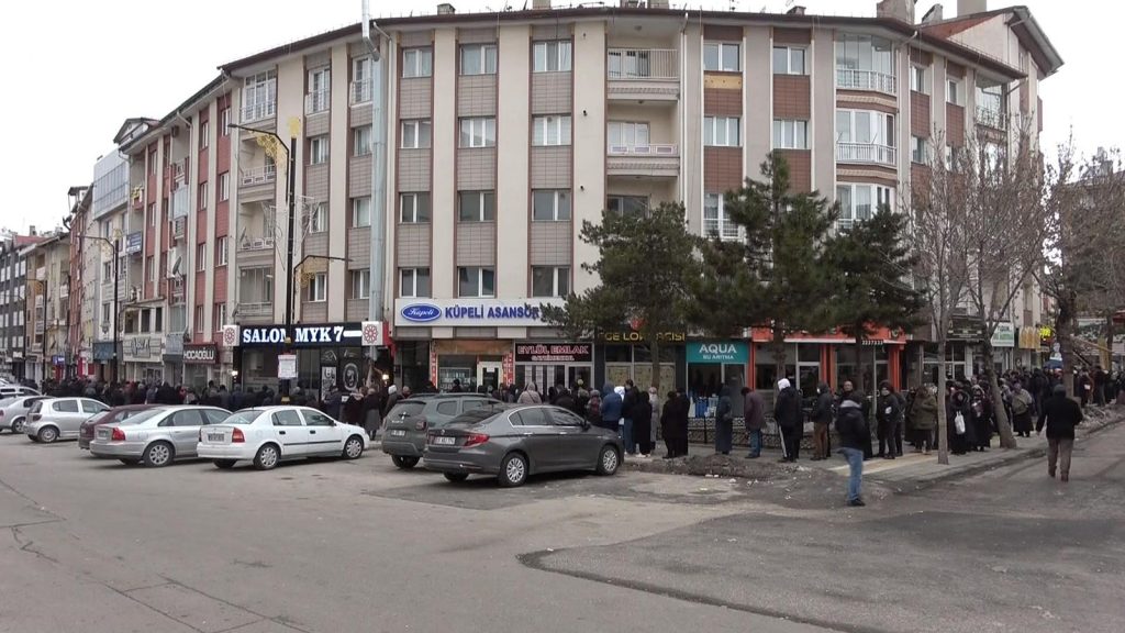 Ramazan Öncesi ESK Satış Noktasında Rekor Yoğunluk: Uygun Fiyatlı Et İçin Kuyruklar Uzadı AW636613 04 | Gündem Sivas™ Haber