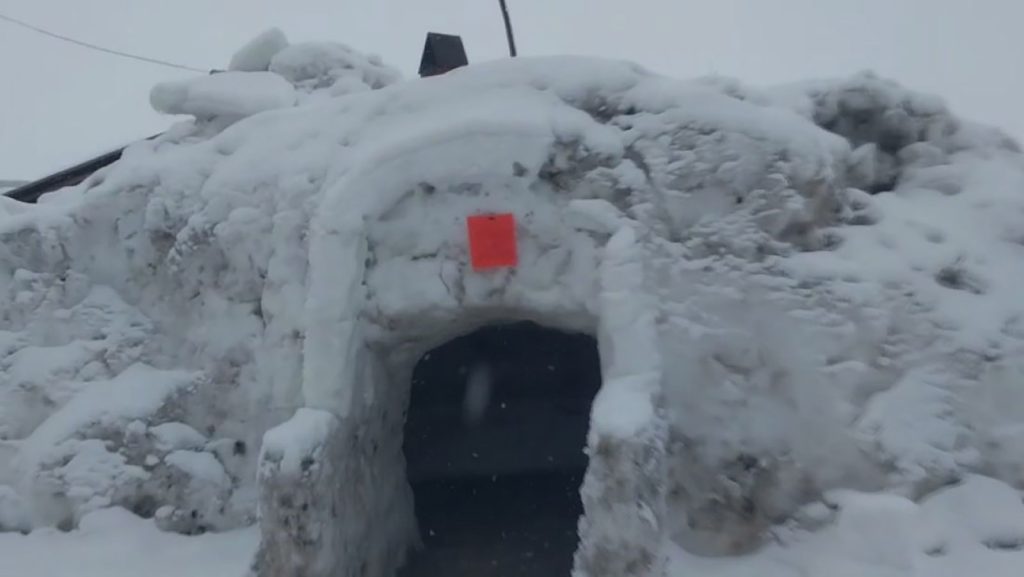 Sivas’ta Kar Altında Dayanışma: Köylüler Kardan Çay Ocağı Kurup Türk Bayrağıyla Birlik Mesajı Verdi AW638580 01 | Gündem Sivas™ Haber