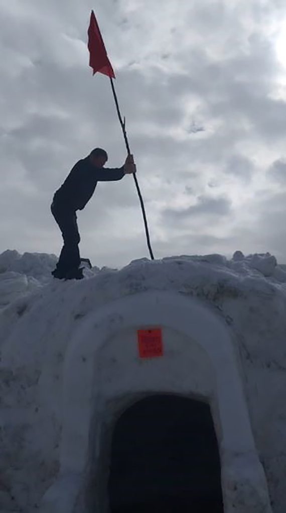 Sivas’ta Kar Altında Dayanışma: Köylüler Kardan Çay Ocağı Kurup Türk Bayrağıyla Birlik Mesajı Verdi AW638580 02 | Gündem Sivas™ Haber