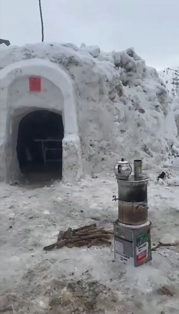 Sivas’ta Kar Altında Dayanışma: Köylüler Kardan Çay Ocağı Kurup Türk Bayrağıyla Birlik Mesajı Verdi AW638580 03 | Gündem Sivas™ Haber