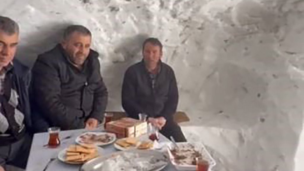 Sivas’ta Kar Altında Dayanışma: Köylüler Kardan Çay Ocağı Kurup Türk Bayrağıyla Birlik Mesajı Verdi Sivas’ta Kar Altında Dayanışma: Köylüler Kardan Çay Ocağı Kurup Türk Bayrağıyla Birlik Mesajı Verdi