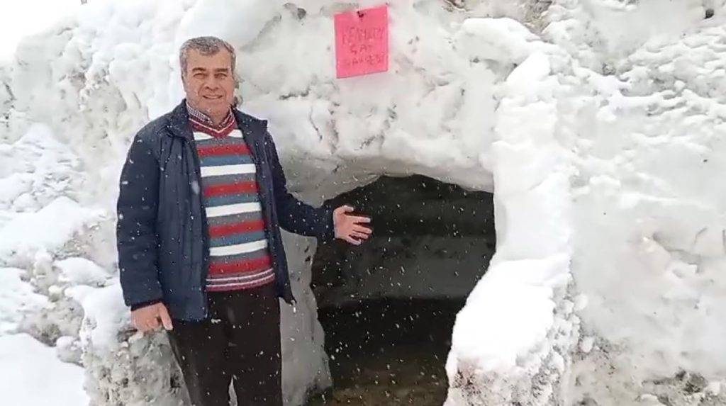 Sivas’ta Kar Altında Dayanışma: Köylüler Kardan Çay Ocağı Kurup Türk Bayrağıyla Birlik Mesajı Verdi AW638580 06 | Gündem Sivas™ Haber