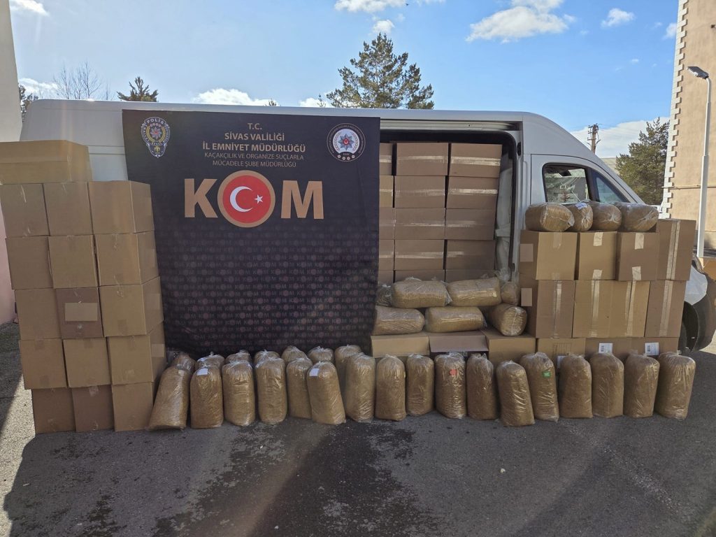 Sivas’ta Kaçak Tütün Operasyonu: 840 Bin Makaron ve Tonlarca Kaçak Ürün Ele Geçirildi Sivas’ta Kaçak Tütün Operasyonu: 840 Bin Makaron ve Tonlarca Kaçak Ürün Ele Geçirildi