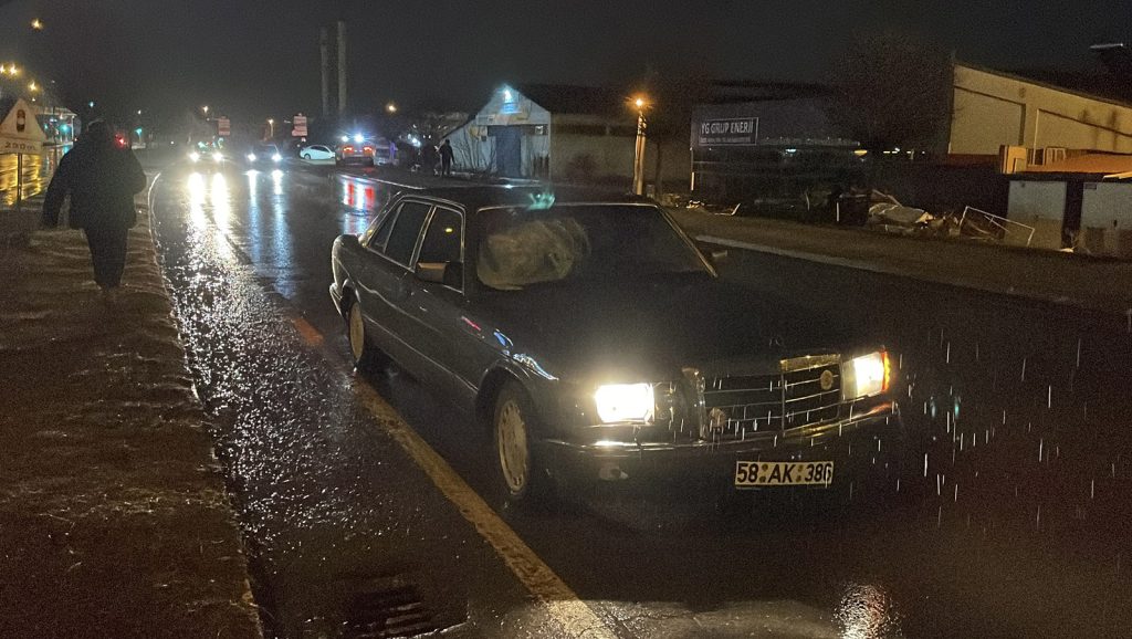 Sivas’ta Feci Kaza: Sultan Şehir Bulvarı’nda Otomobilin Çarptığı Yaya Ağır Yaralandı AW639148 01 | Gündem Sivas™ Haber