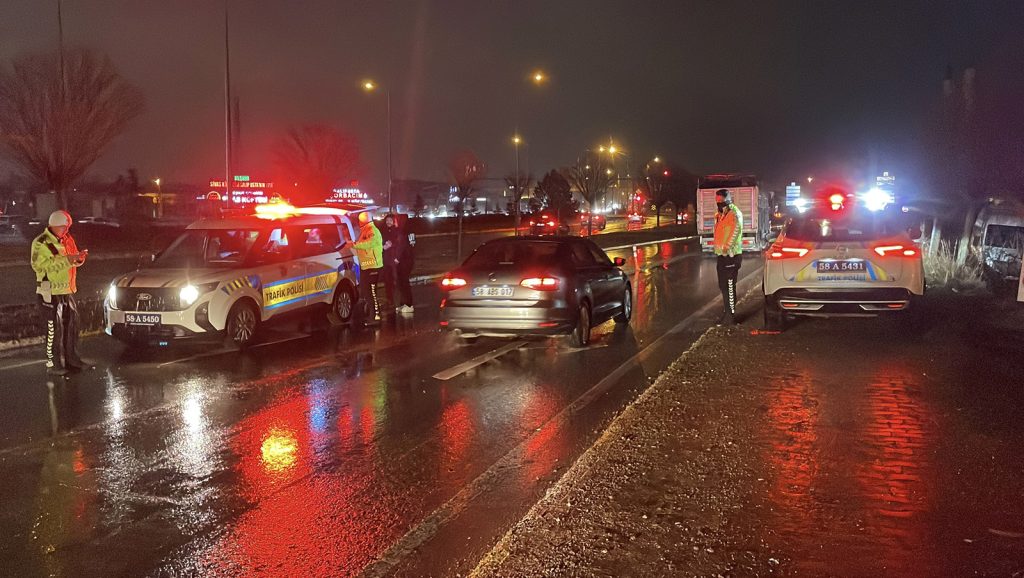 Sivas’ta Feci Kaza: Sultan Şehir Bulvarı’nda Otomobilin Çarptığı Yaya Ağır Yaralandı Sivas’ta Feci Kaza: Sultan Şehir Bulvarı’nda Otomobilin Çarptığı Yaya Ağır Yaralandı